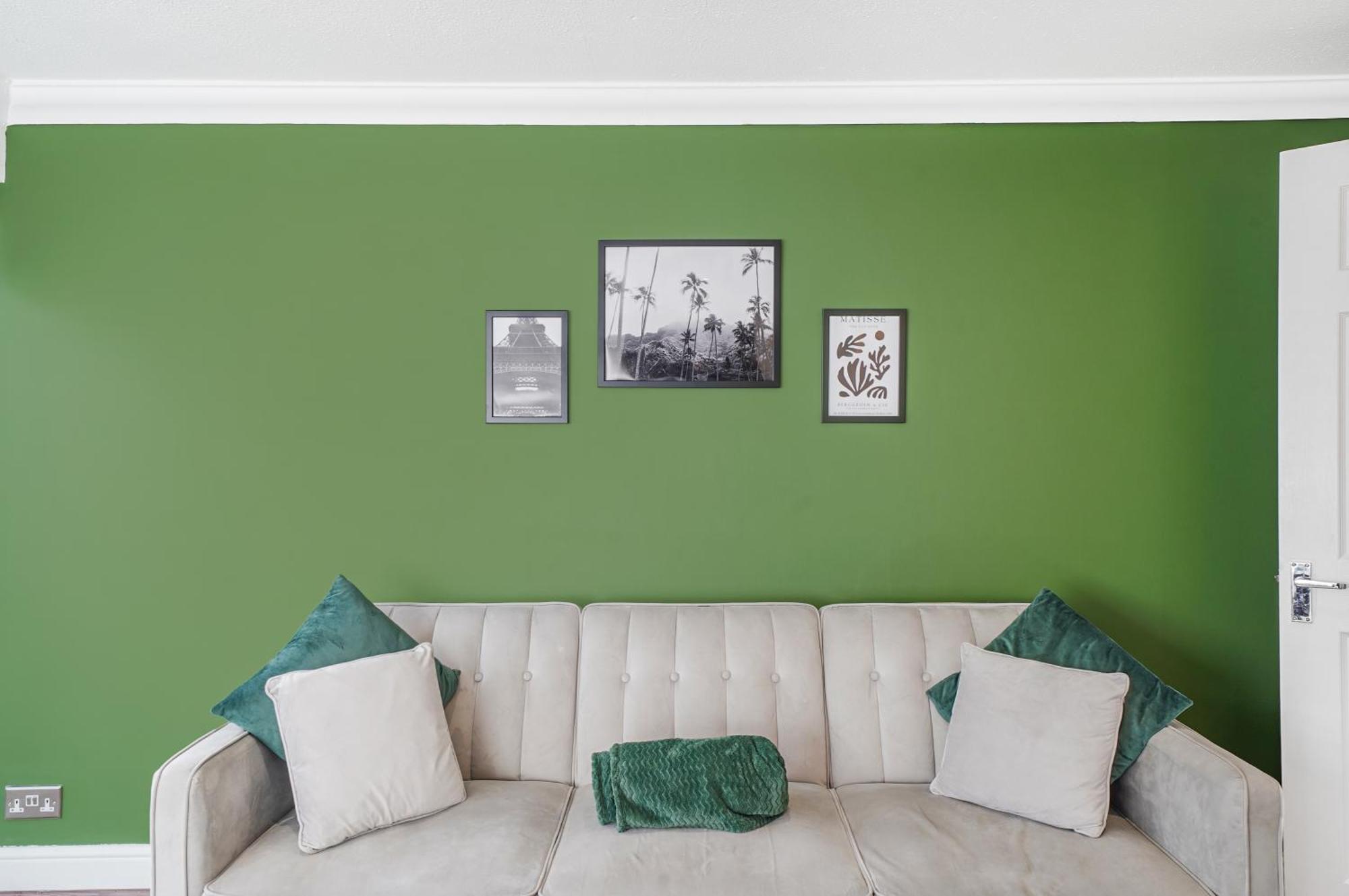 Stylish 3 Bedroom House Close To Streatham Hill Station
