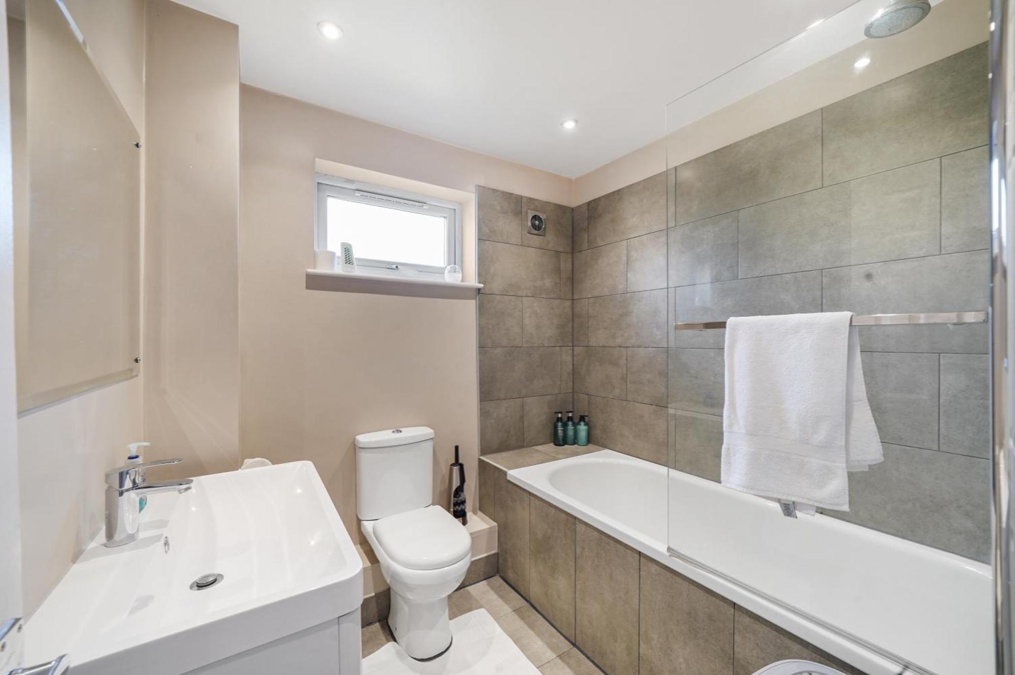 Stylish 3 Bedroom House Close To Streatham Hill Station Holiday home *