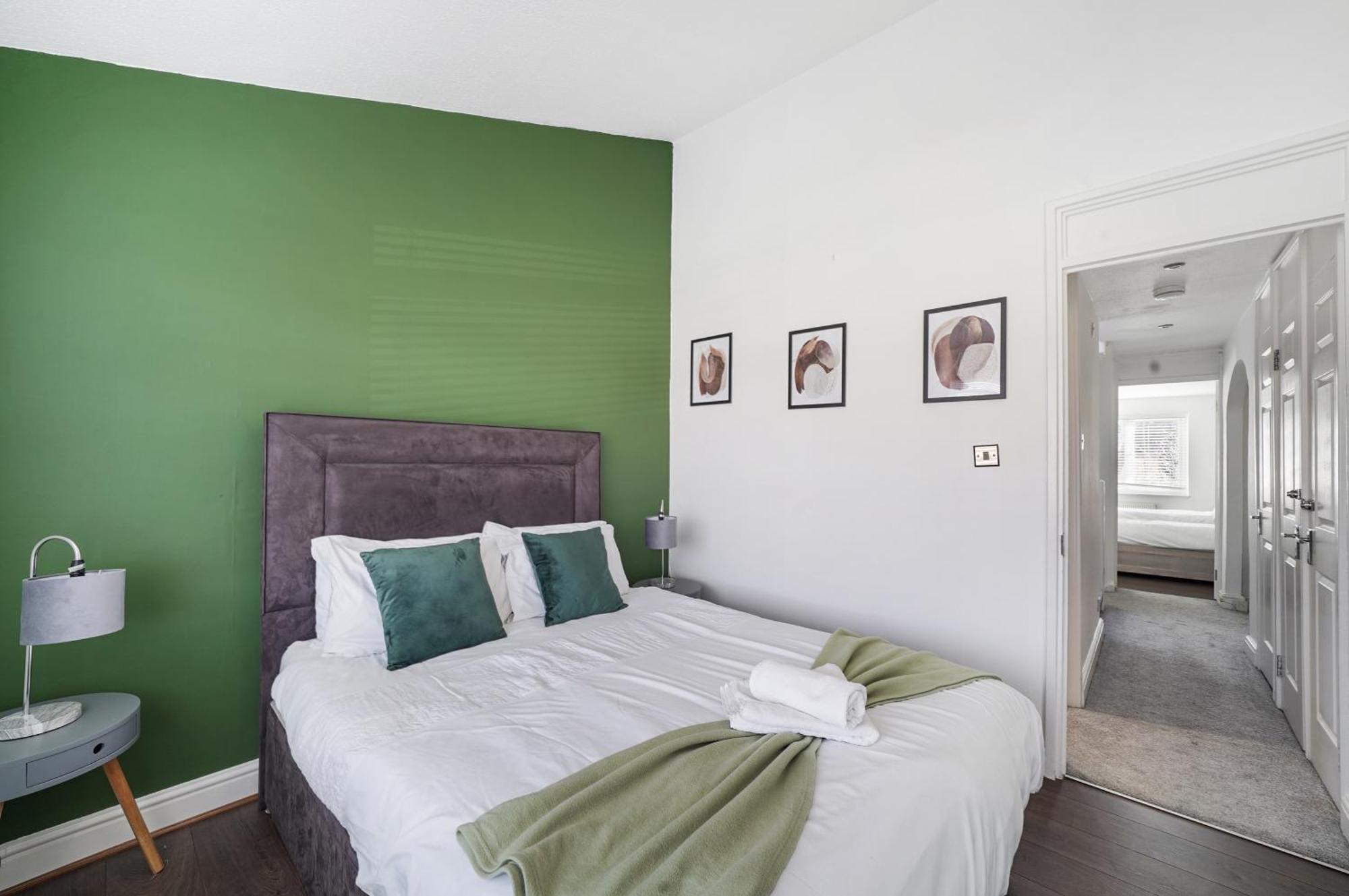 Stylish 3 Bedroom House Close To Streatham Hill Station *