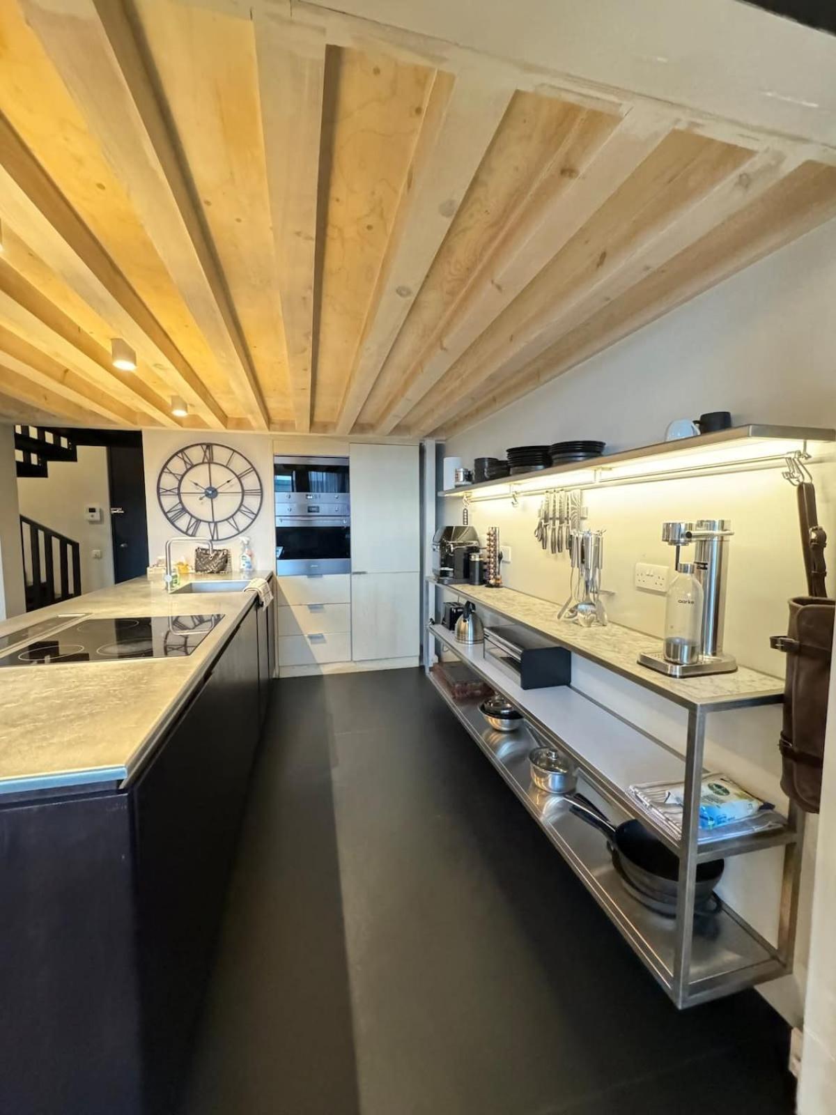 Industrial-chic 1bd Loft By The River Fulham! Appartement