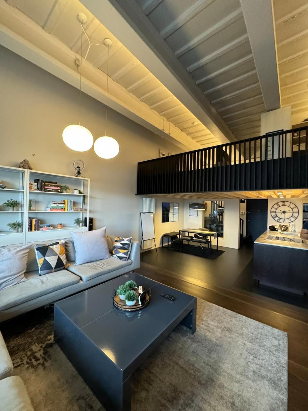 Industrial-chic 1bd Loft By The River Fulham! Appartement Londres