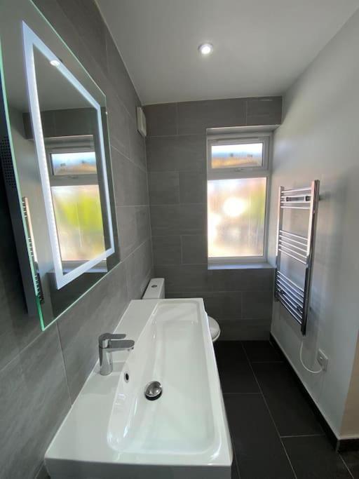 New! Brand New Beautiful Modern Apartment *