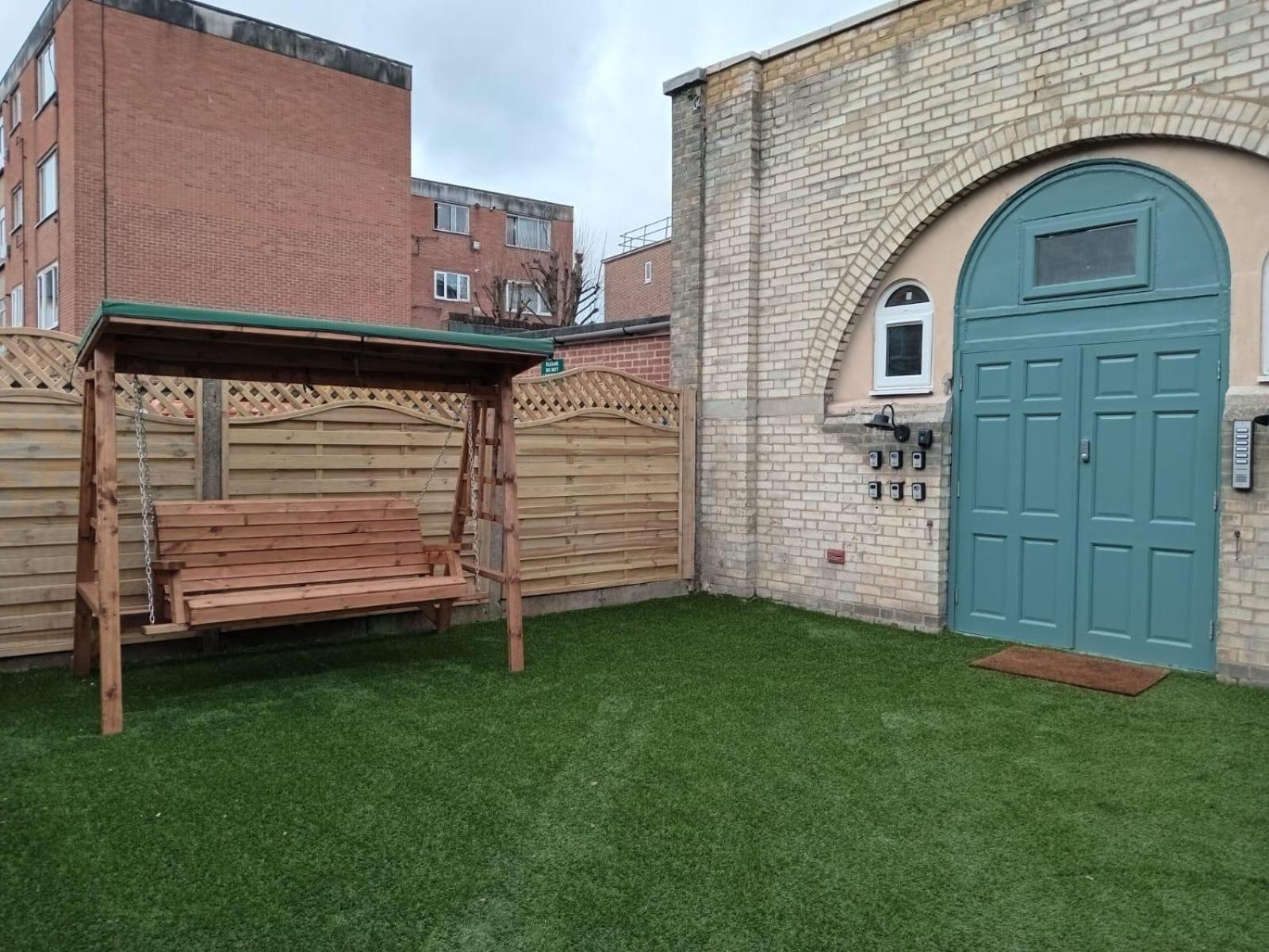 Cozy En-suite Loft In Trendy Local London