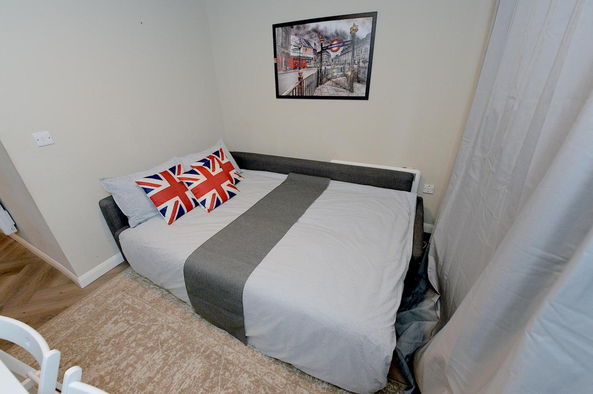 2 Bedroom Flat In Wood Piccadilly Line