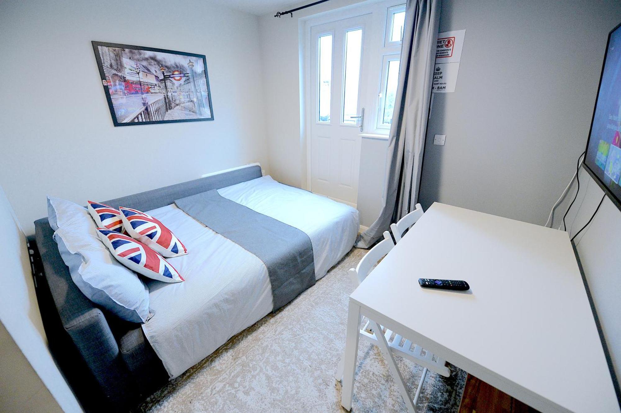 2 Bedroom Flat In Wood Piccadilly Line Londen