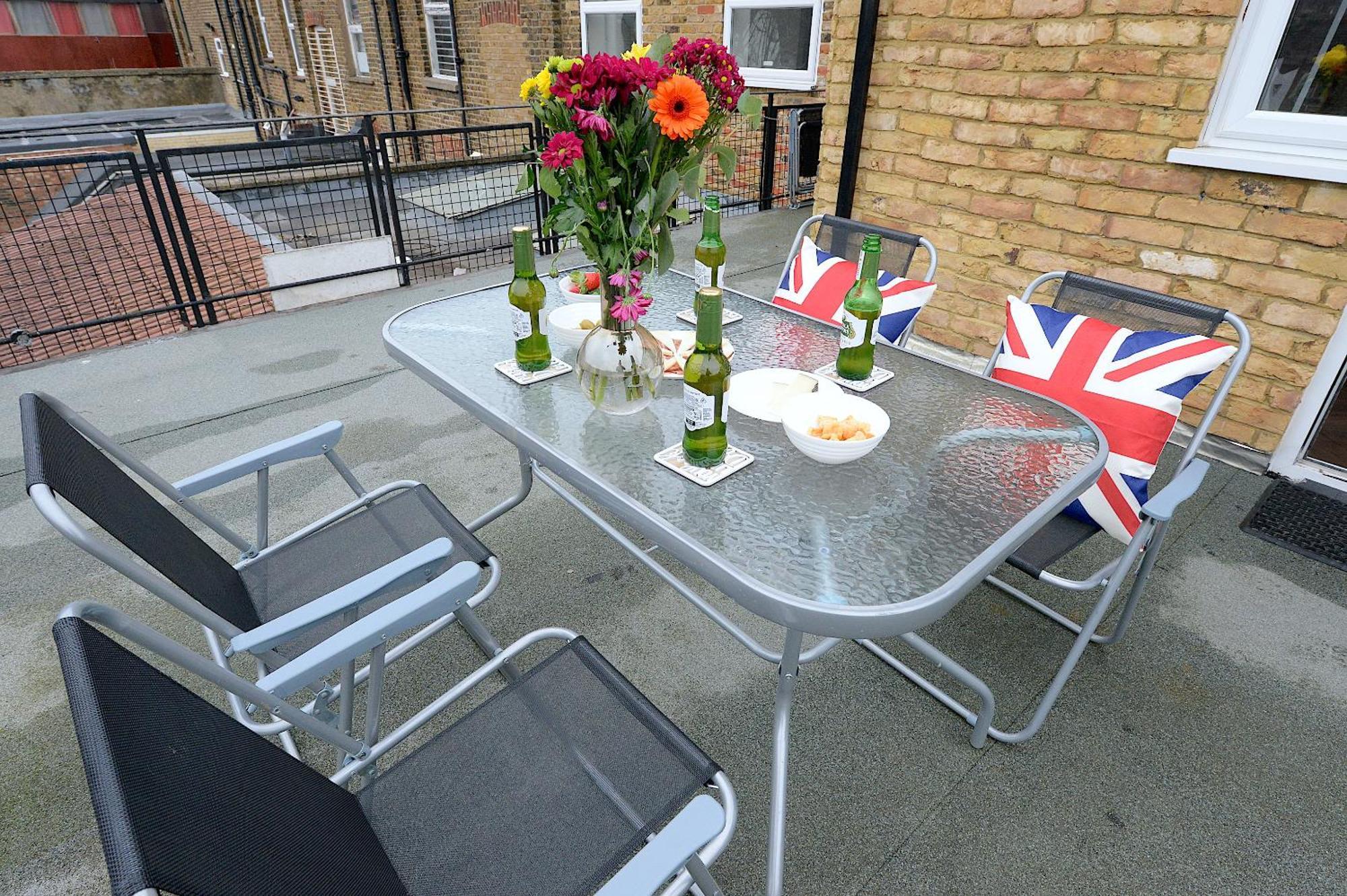 2 Bedroom Flat In Wood Piccadilly Line * Londen
