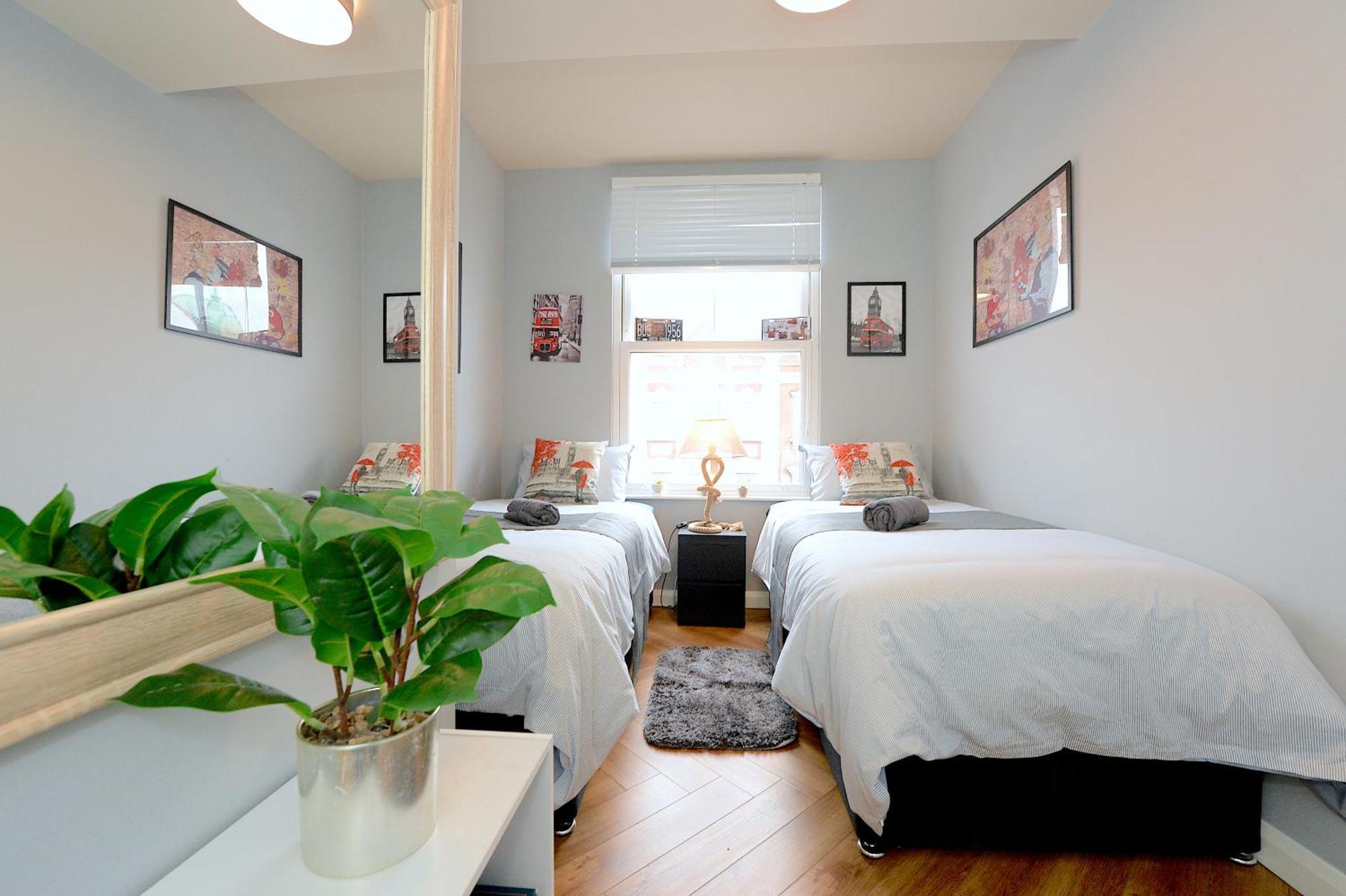 2 Bedroom Flat In Wood Piccadilly Line Appartement Londen