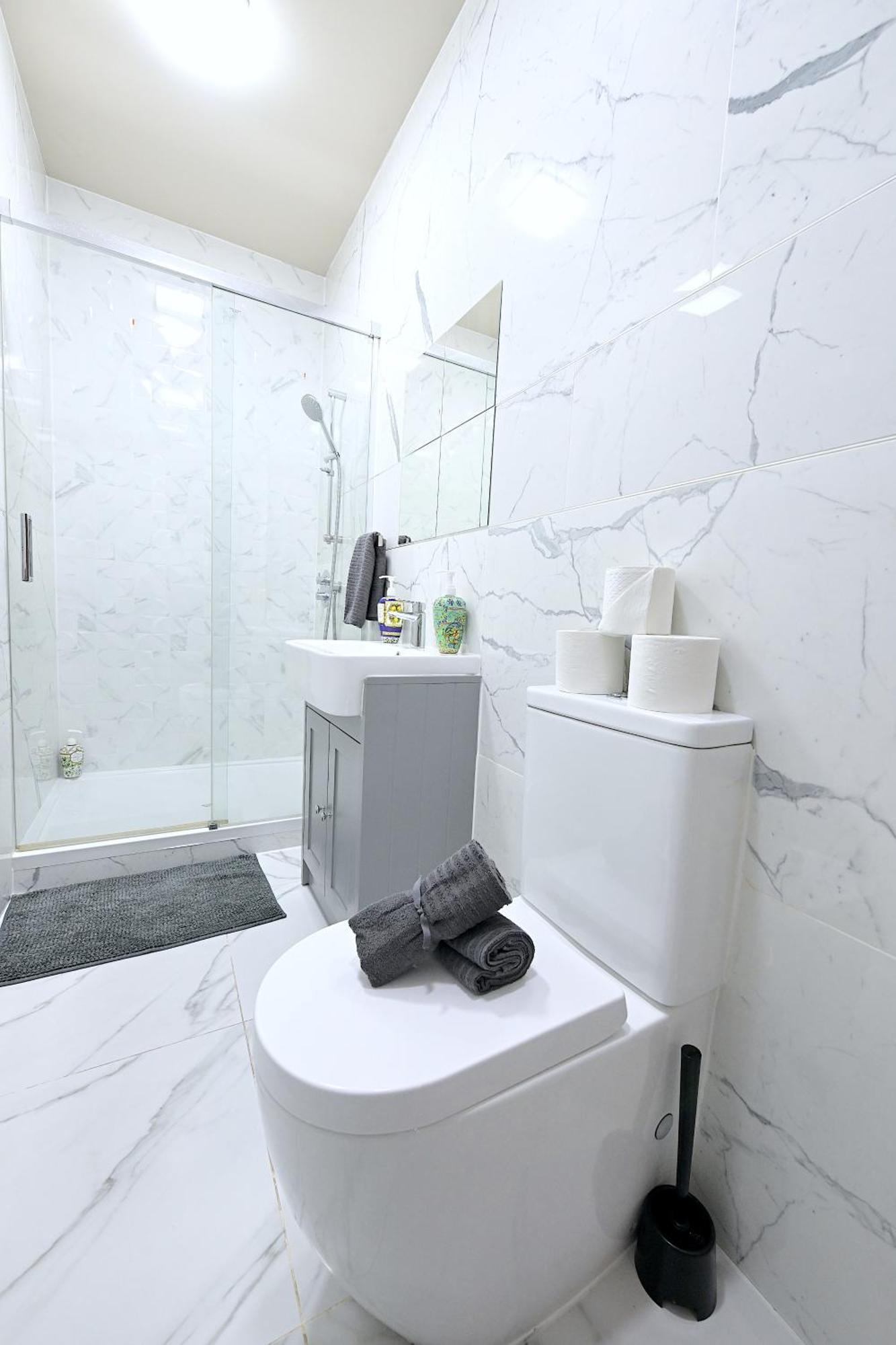 2 Bedroom Flat In Wood Piccadilly Line * Londen