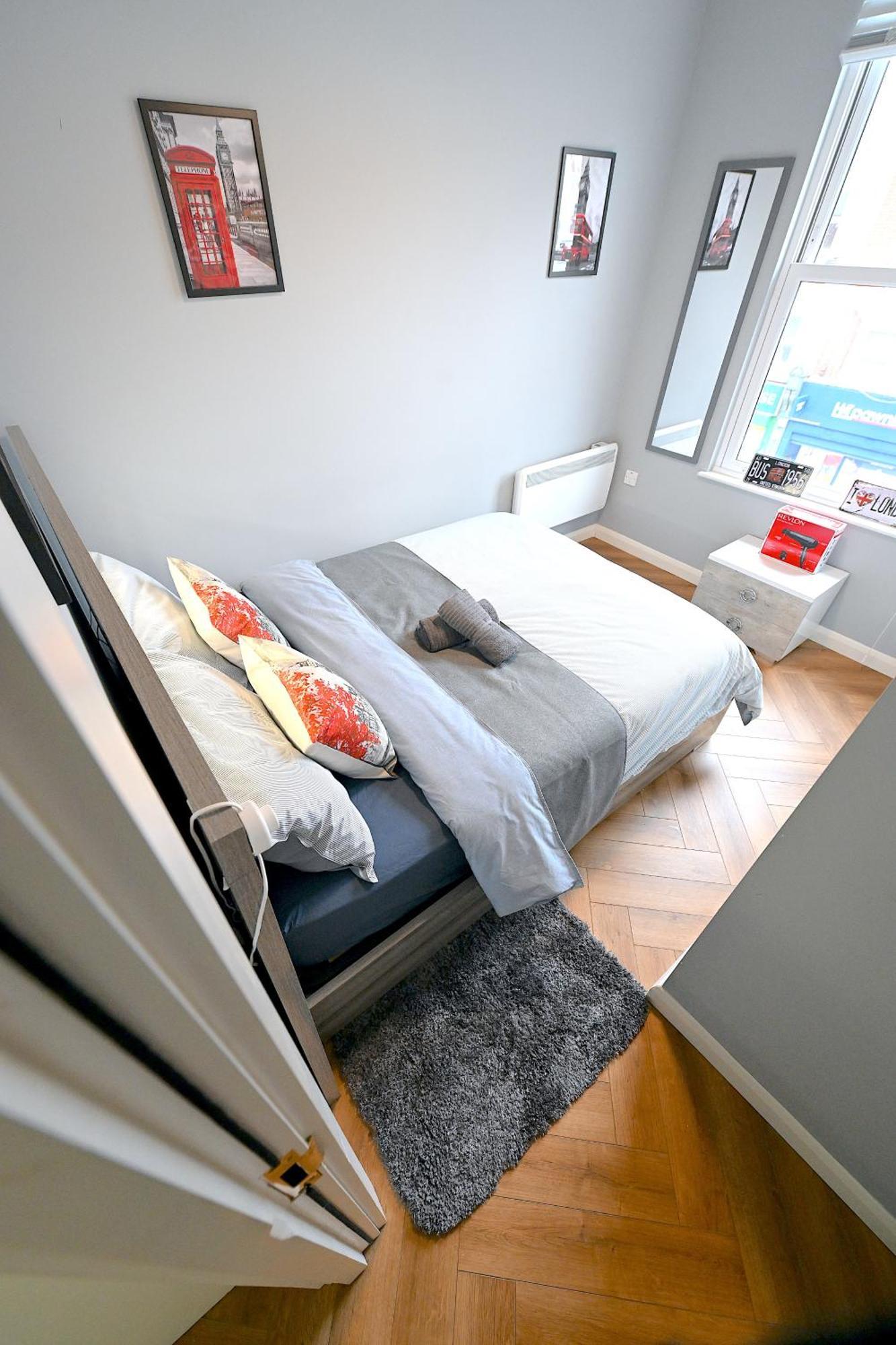 2 Bedroom Flat In Wood Piccadilly Line Londen