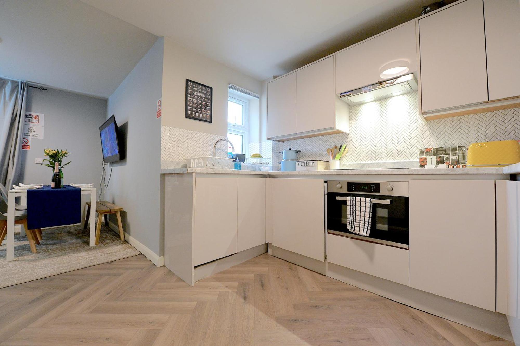 2 Bedroom Flat In Wood Piccadilly Line Appartement Londen