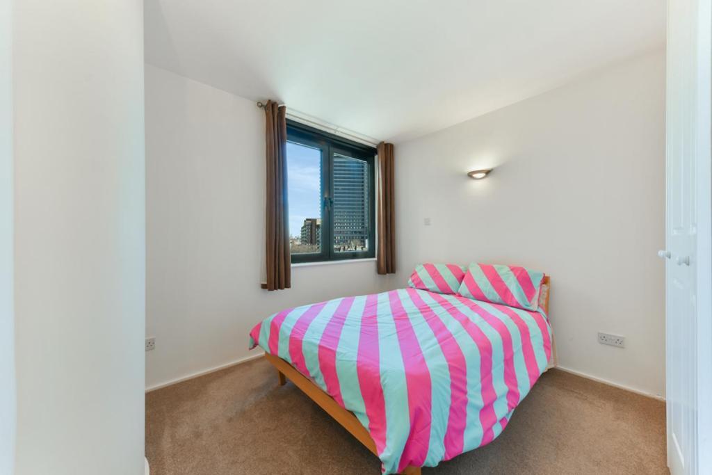 Large 1 Bed Flat Near Hyde Park