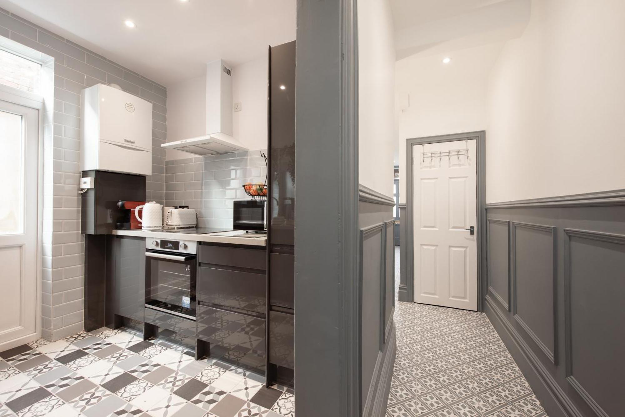Victorian 2br Apartment, King Beds, Fast Wifi, Near Shops, Cafes & Transport, E17 Apartamento *