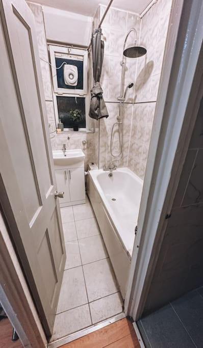 Spacious 3 Bedroom Flat In Stockwell *