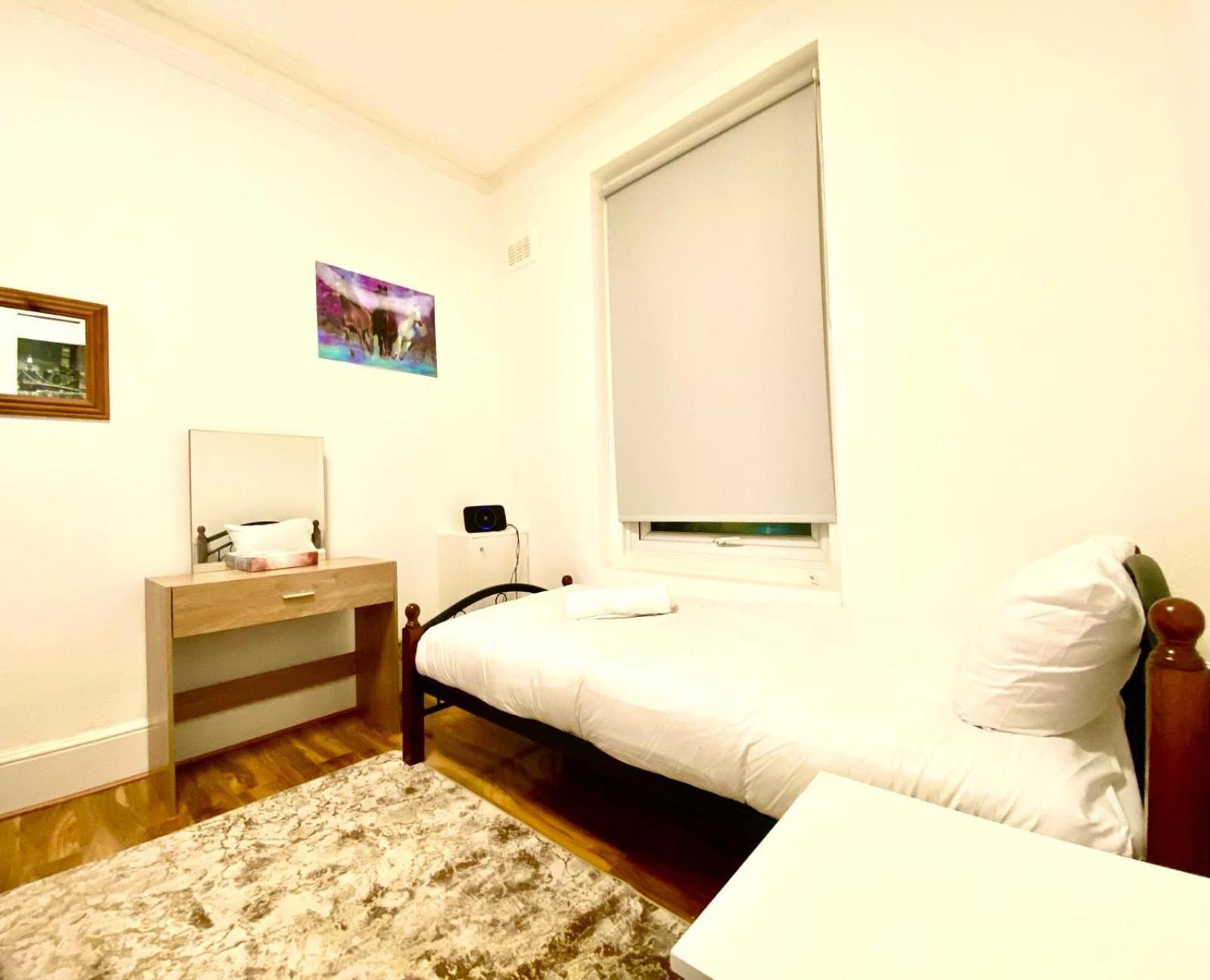 Beautiful Two Bedroom Flat With Free Car Park In * Londres