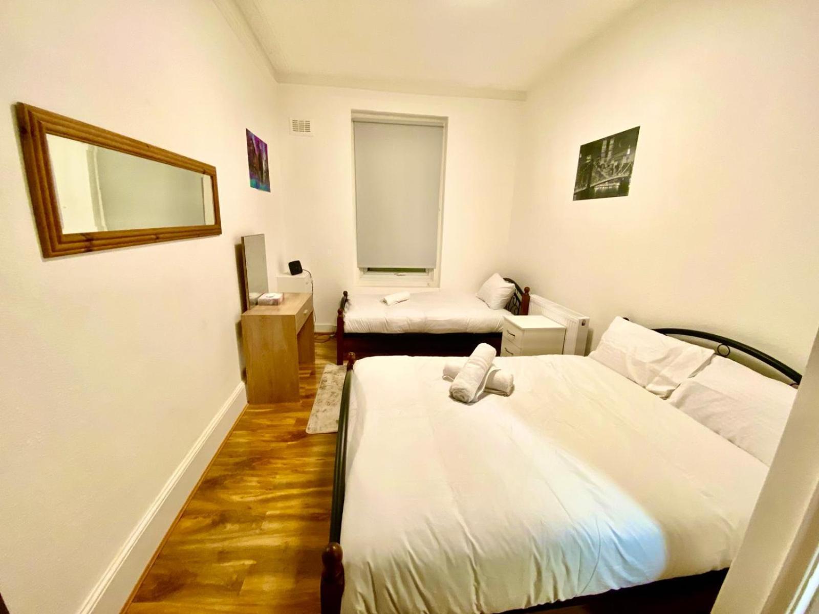 Beautiful Two Bedroom Flat With Free Car Park In