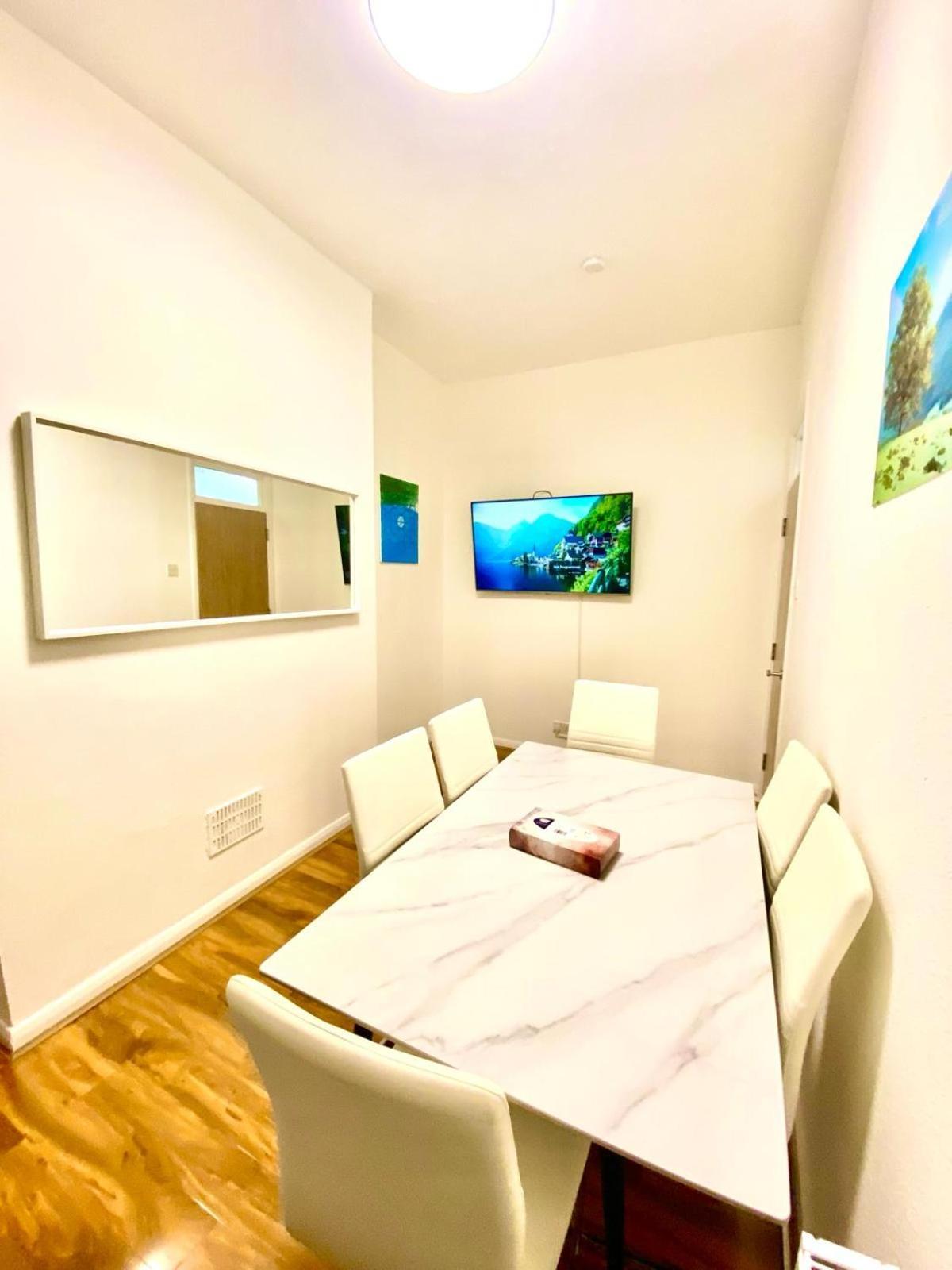 Beautiful Two Bedroom Flat With Free Car Park In *