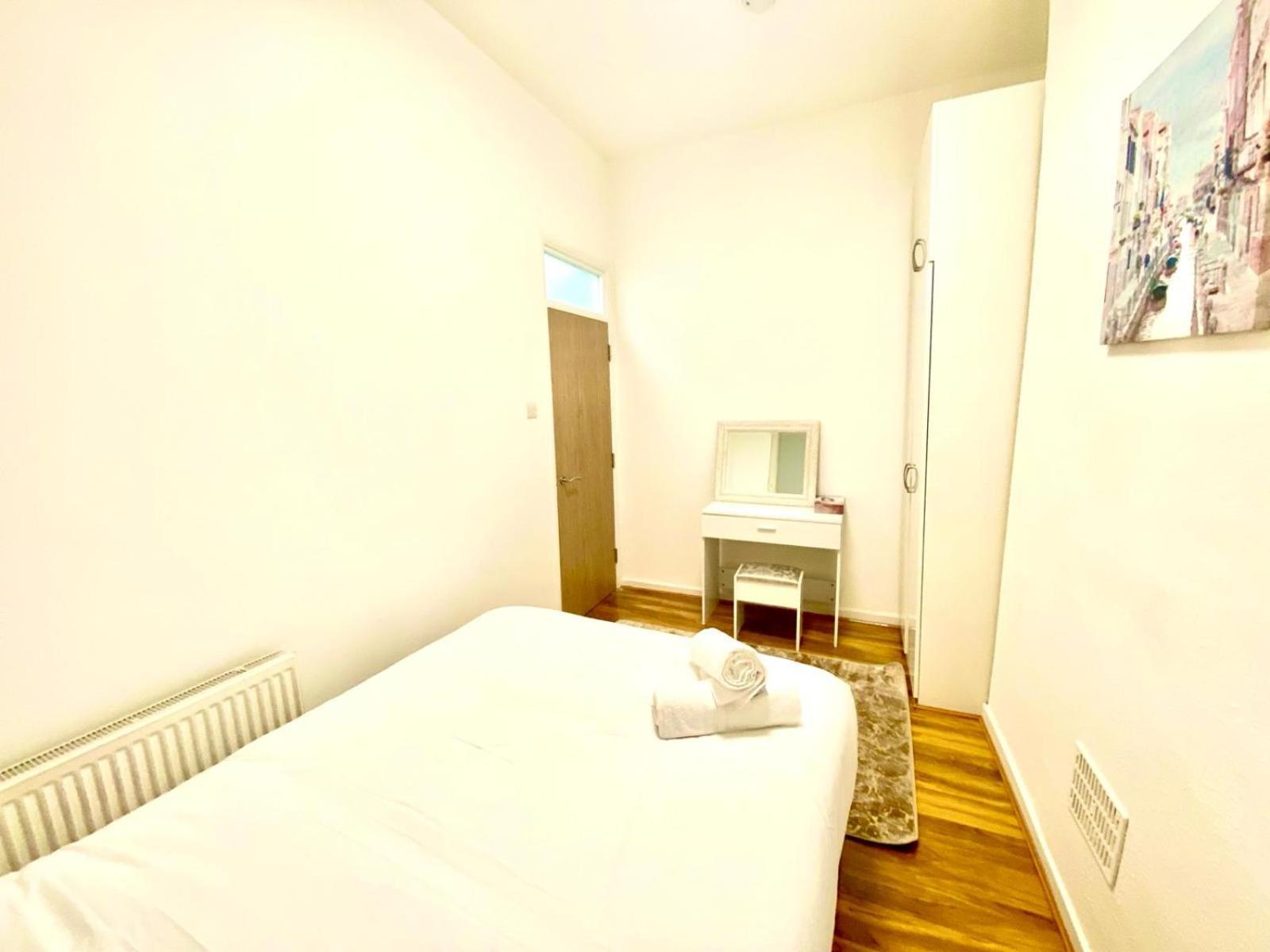 Beautiful Two Bedroom Flat With Free Car Park In * Londres