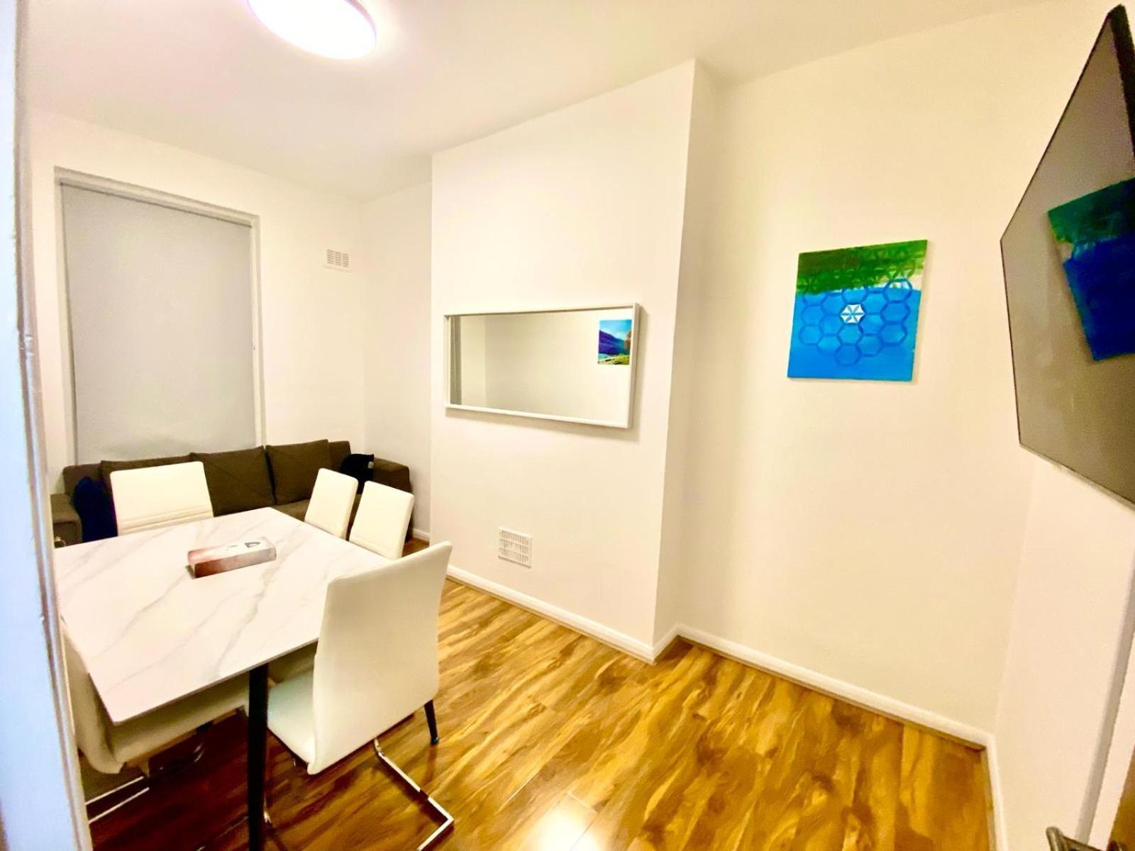 Beautiful Two Bedroom Flat With Free Car Park In * Londres