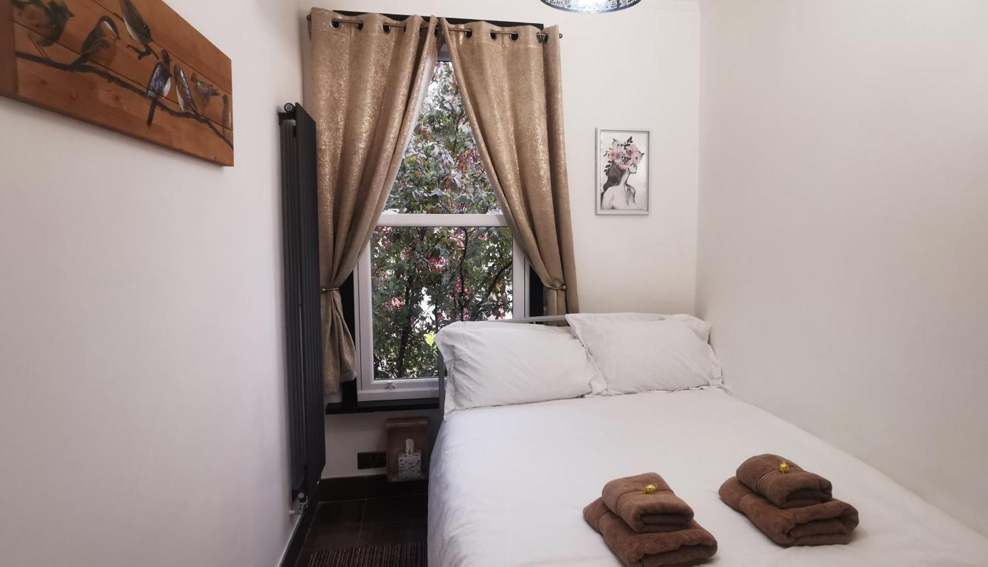 Luxury House Sleeps 13, 2 Minutes To Metro Holiday home London