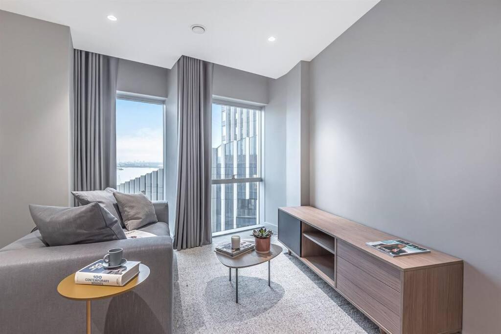Beautiful, Stylish Studio Flat Near The O2 Apartment *