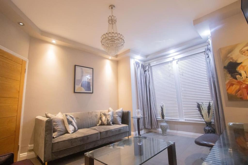 Oikoshomes Three Bedroom Flat In * Londres