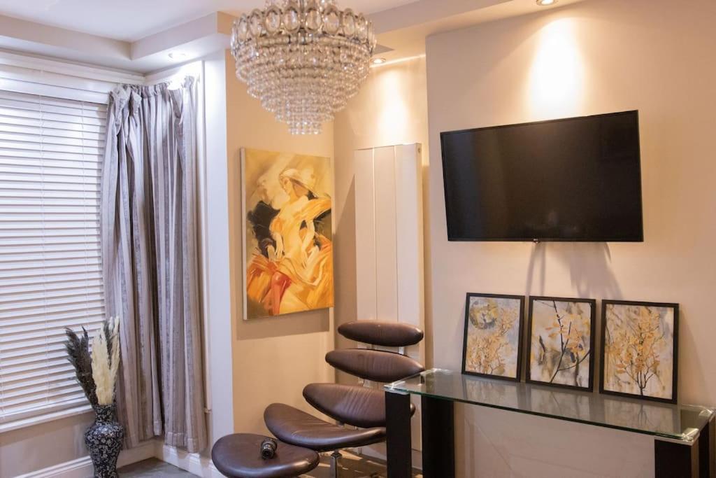 Oikoshomes Three Bedroom Flat In *