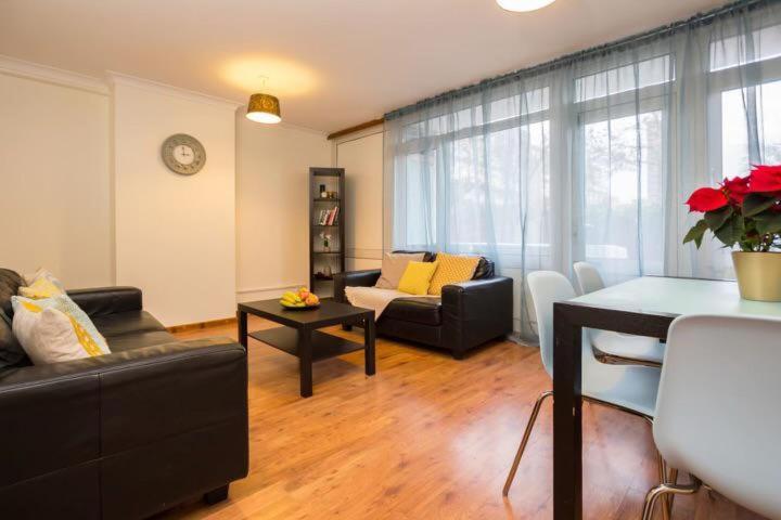 3 Bedroom Flat In Londres