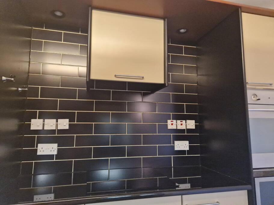 Large 1 Bed Flat Near Hyde Park *