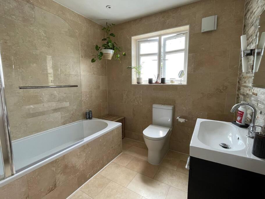 Luxury 4 Bed 2 Bath House With Garden Near Wimbledon