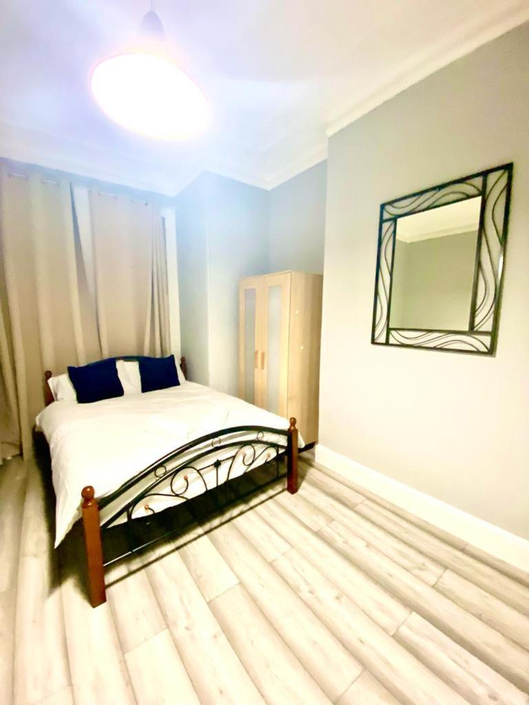 One Bedroom Ground Floor Flat In * Londen
