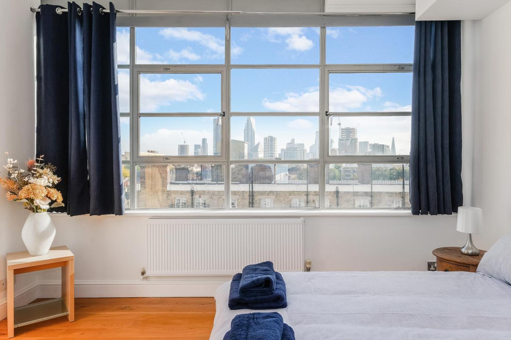 Stylish 2 Bed Flat In Canal Side Gated Development Apartment