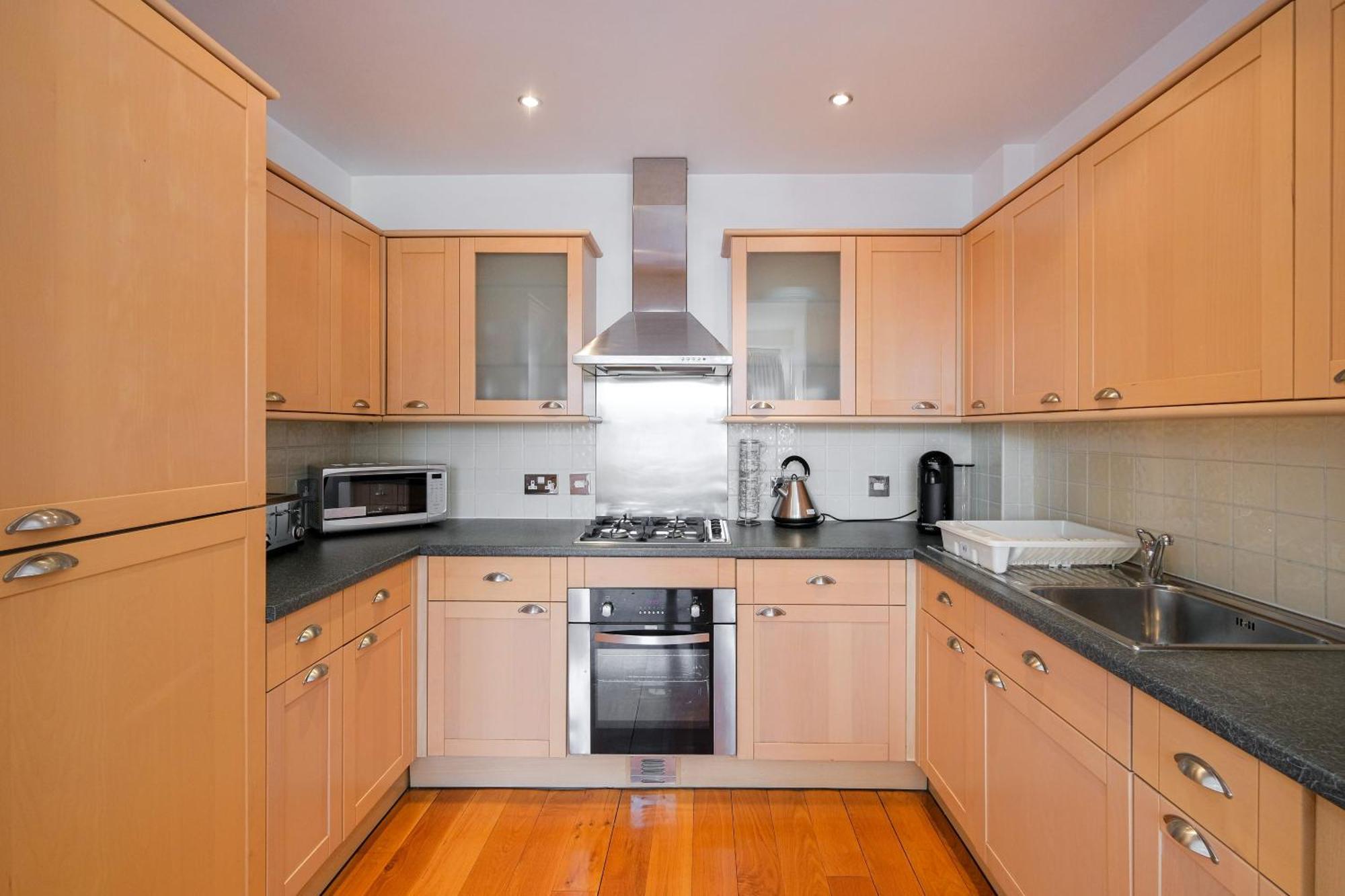 Apartment Stylish 2 Bed Flat In Canal Side Gated Development London