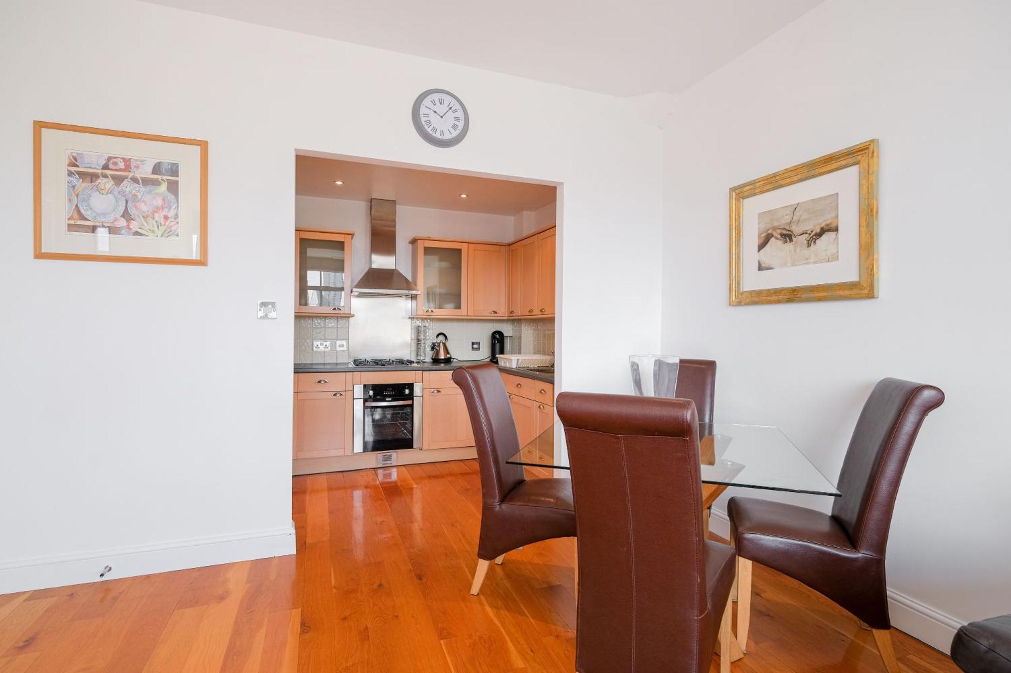 Apartment Stylish 2 Bed Flat In Canal Side Gated Development *