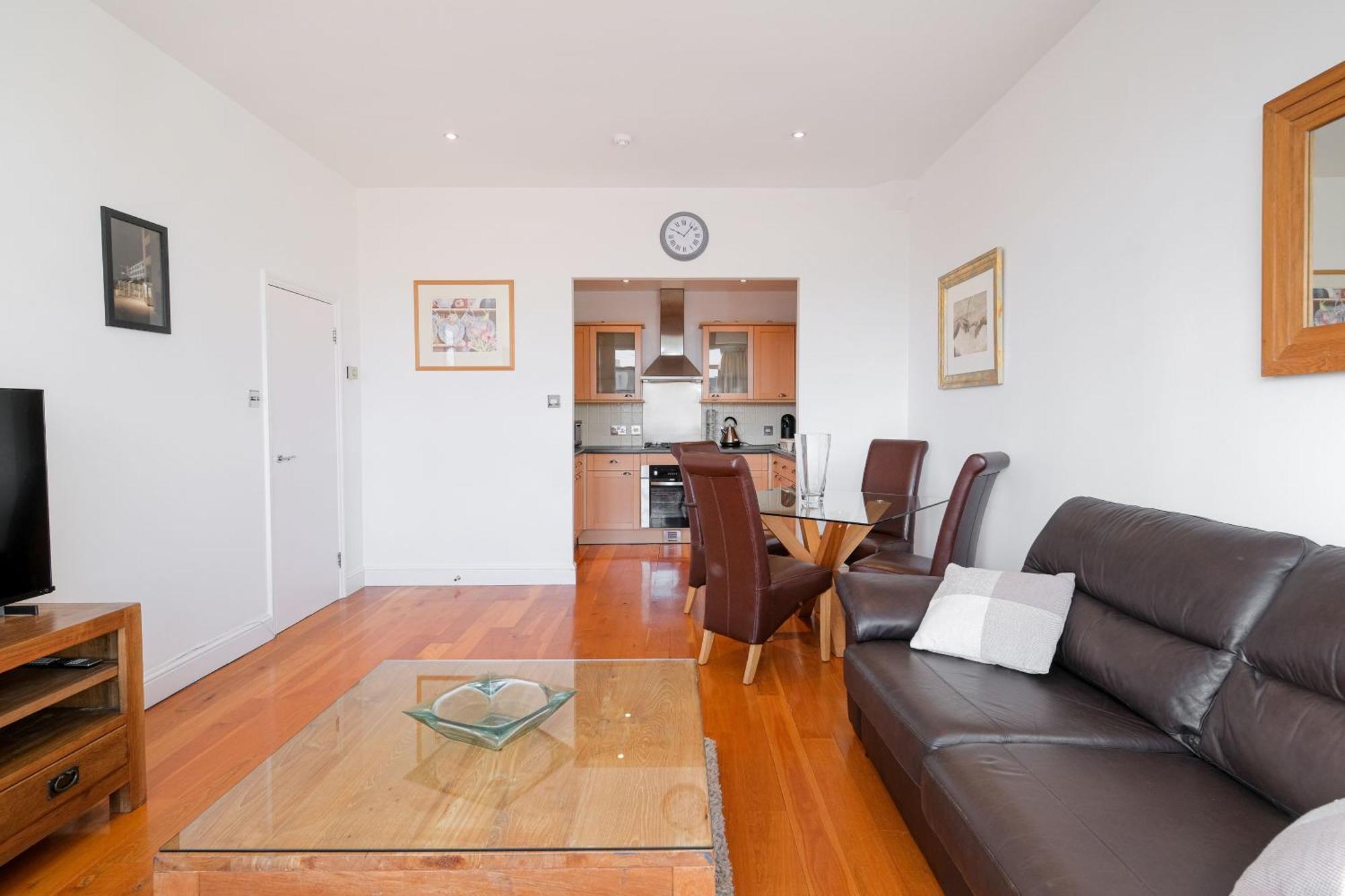Stylish 2 Bed Flat In Canal Side Gated Development Apartment London