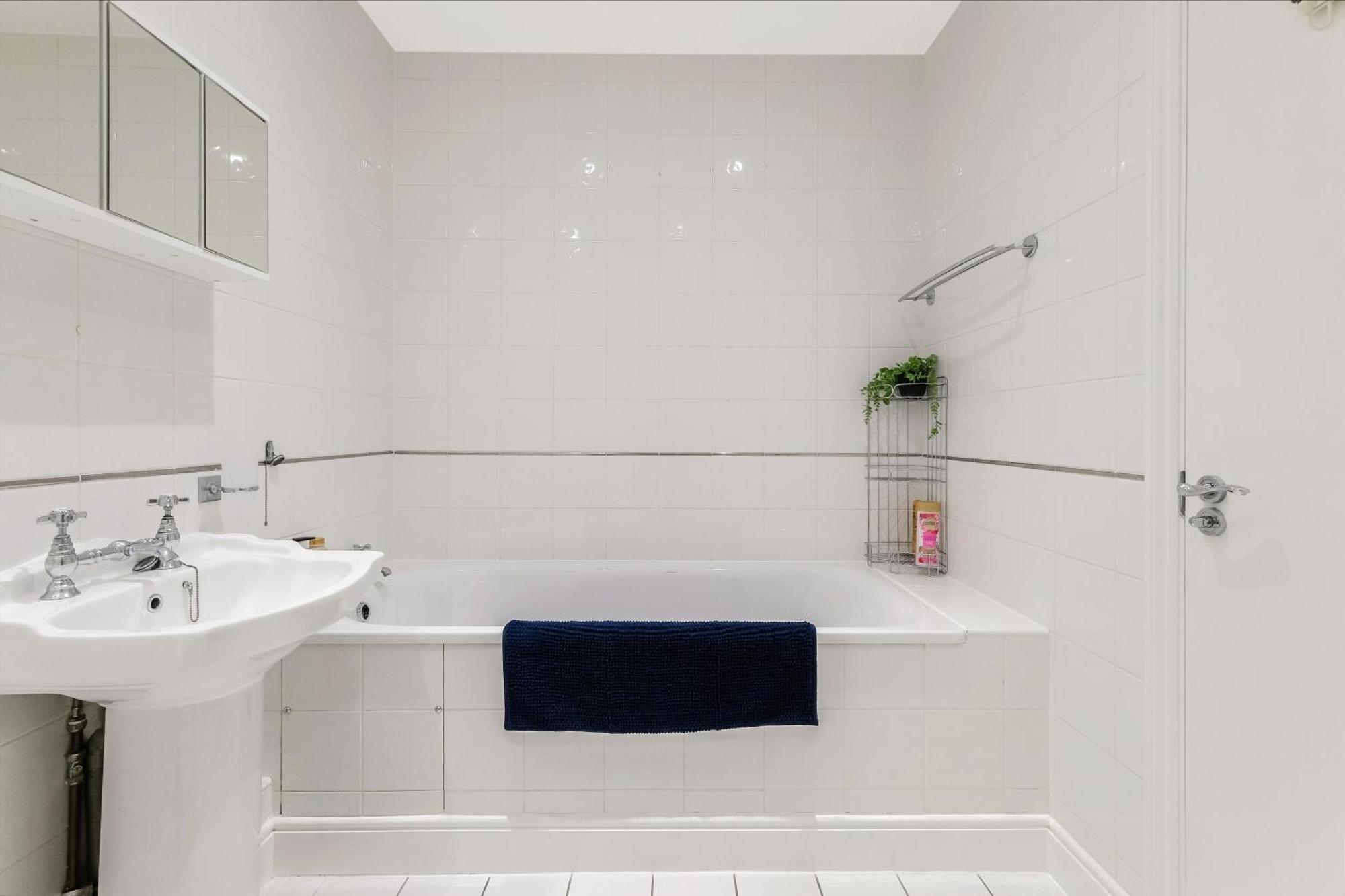 Stylish 2 Bed Flat In Canal Side Gated Development Apartment