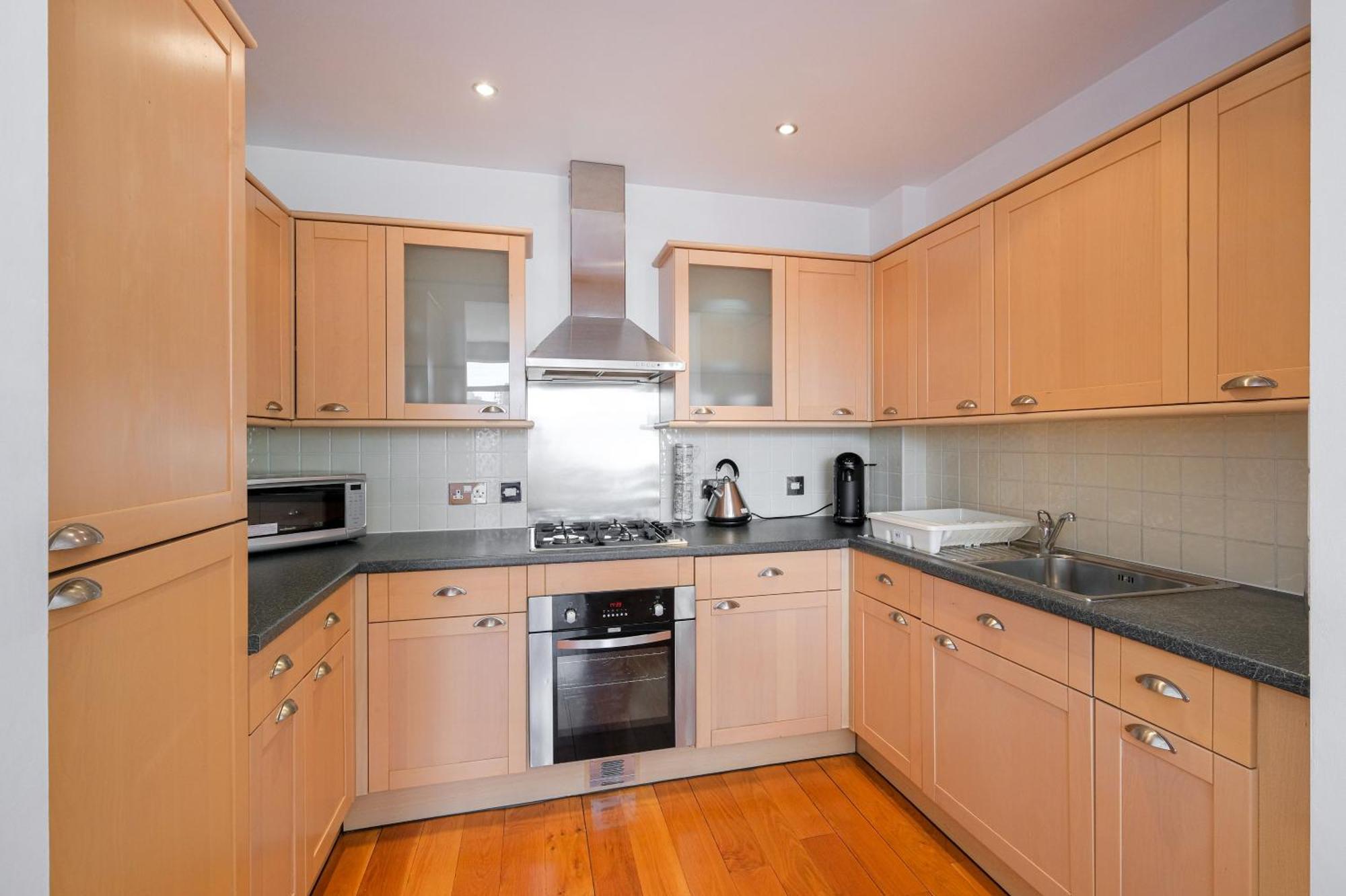 Apartment Stylish 2 Bed Flat In Canal Side Gated Development