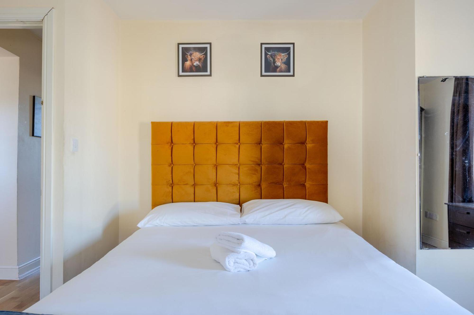 Gasthof Big House Close To Metro Underground - Sleeps Up To 13