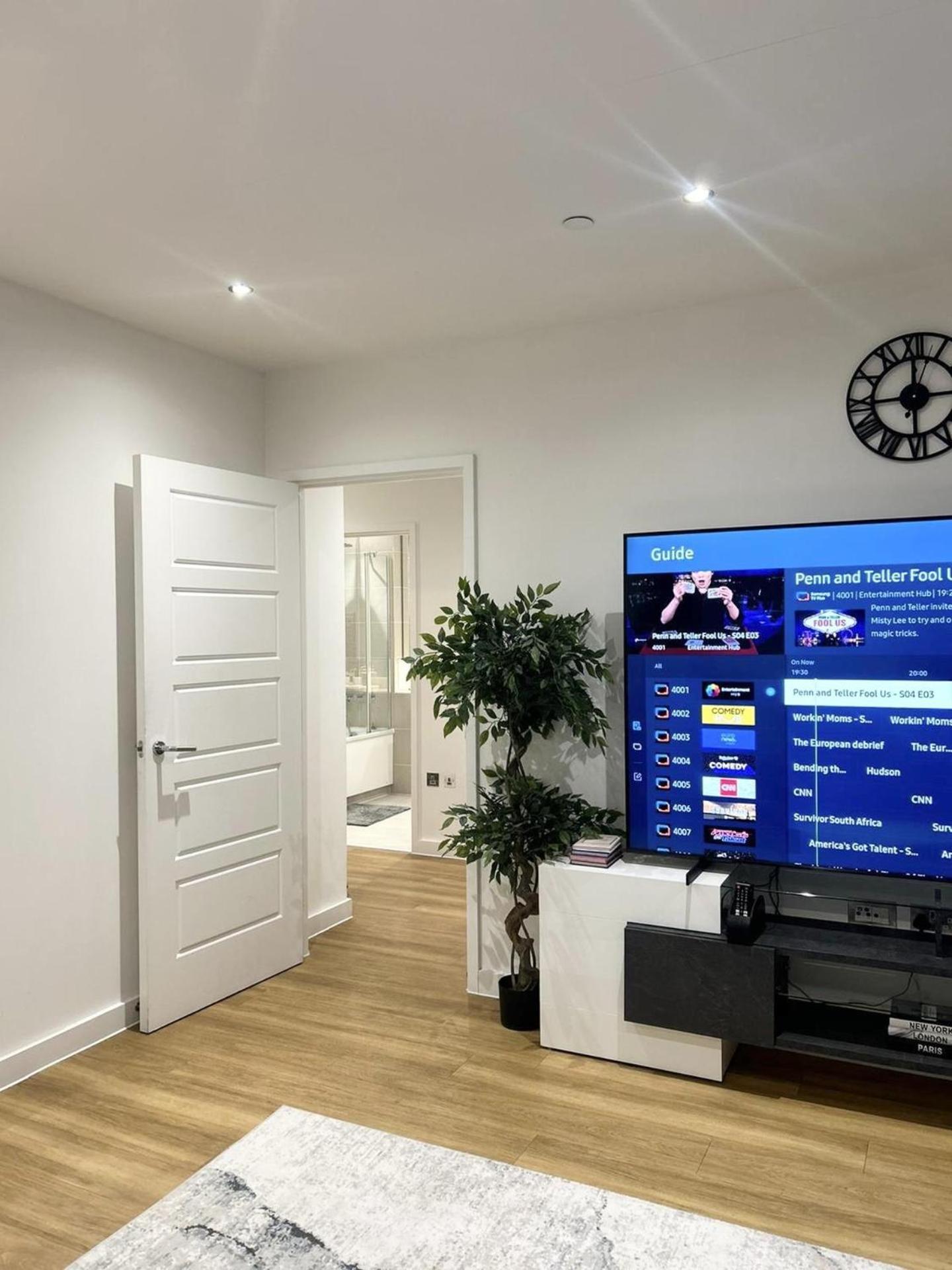 Beautiful 2-bed High Rise In Royal Wharf Londres