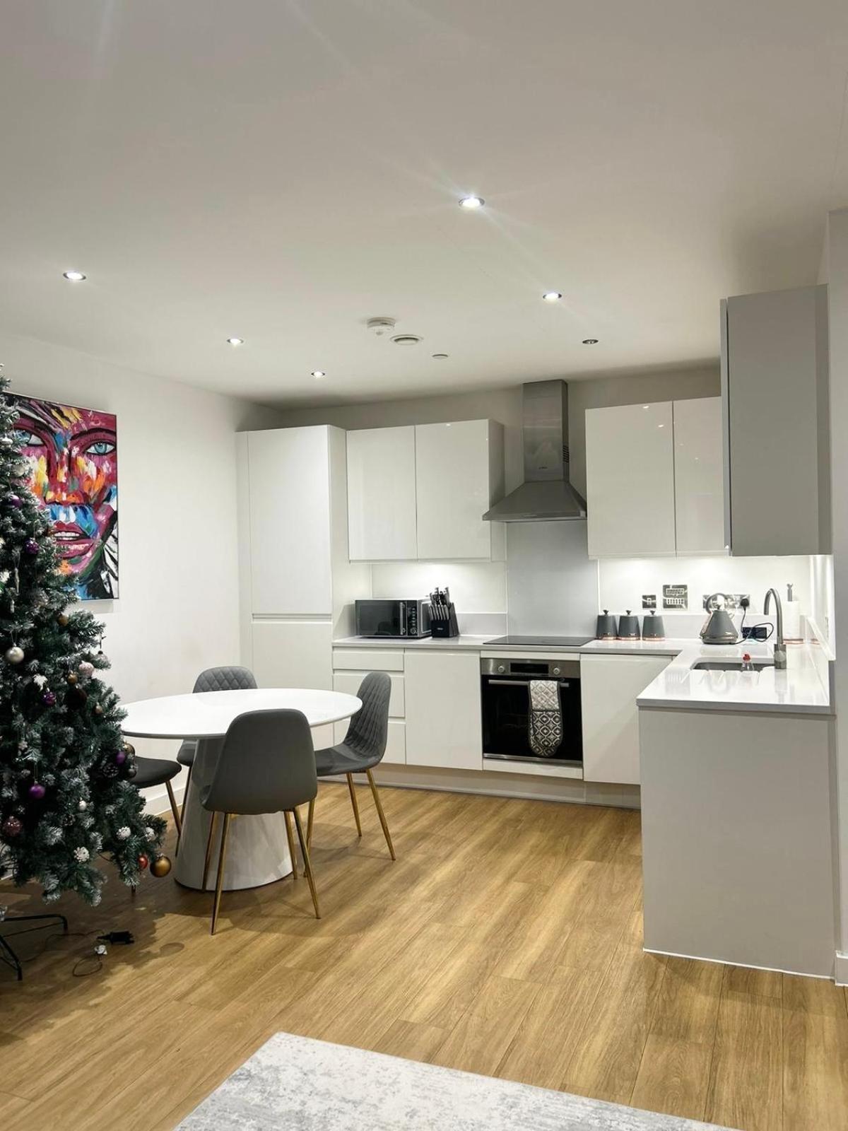 Beautiful 2-bed High Rise In Royal Wharf Appartement Londres