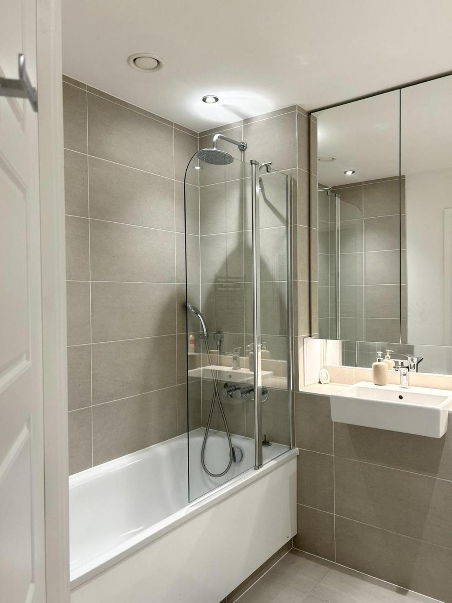 Beautiful 2-bed High Rise In Royal Wharf Londres