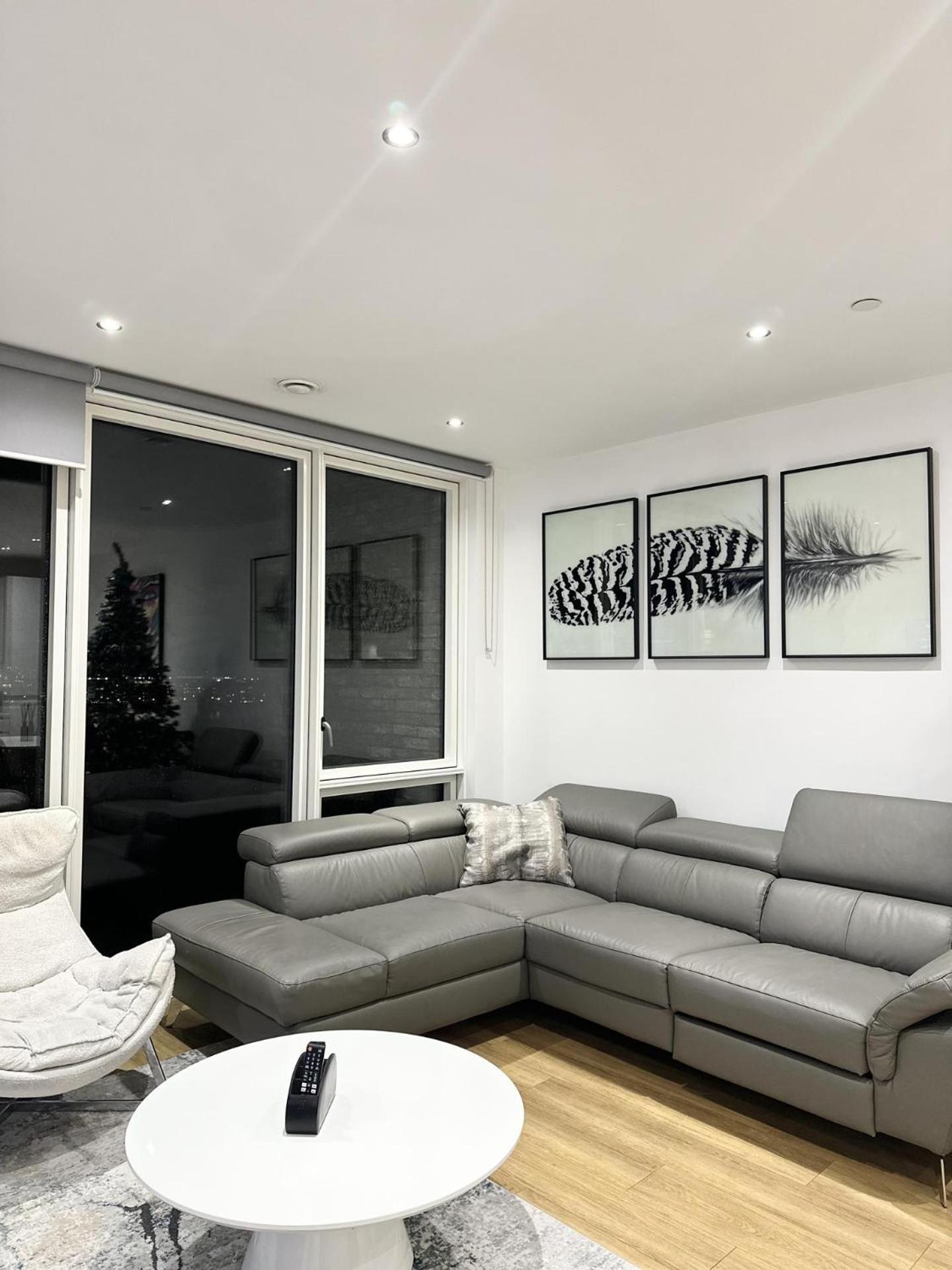 Beautiful 2-bed High Rise In Royal Wharf Appartement