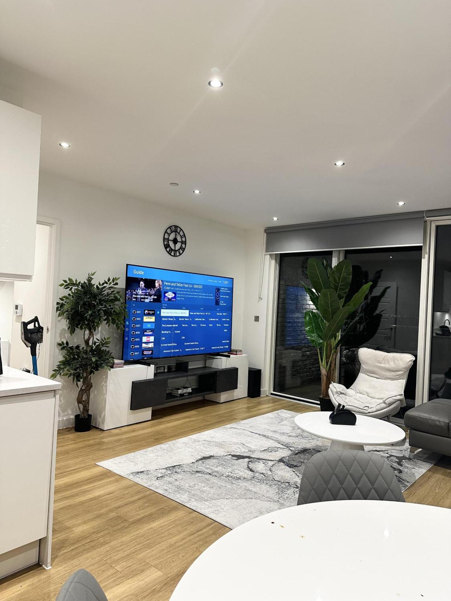 Beautiful 2-bed High Rise In Royal Wharf Appartement *