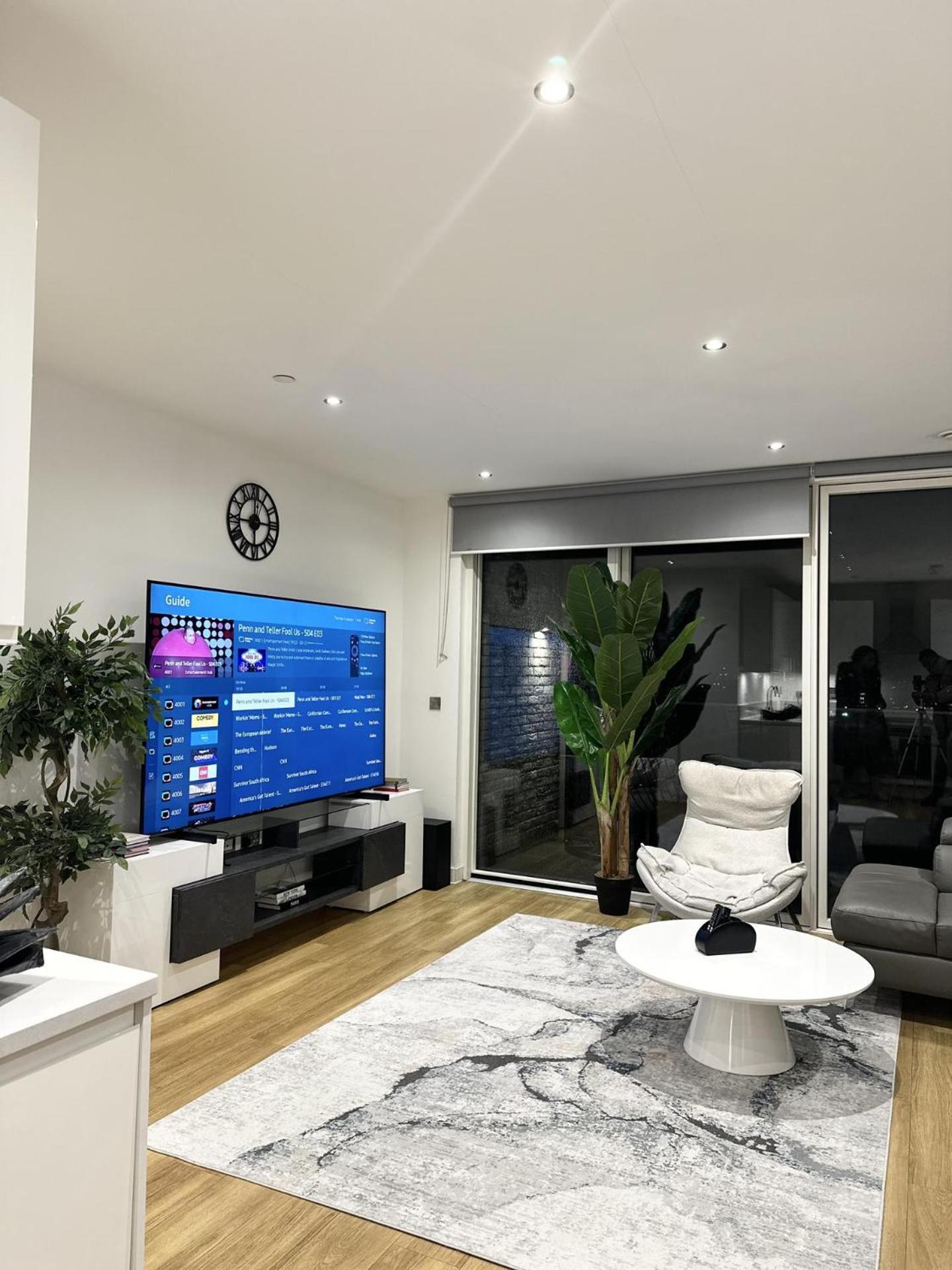 Beautiful 2-bed High Rise In Royal Wharf Londres