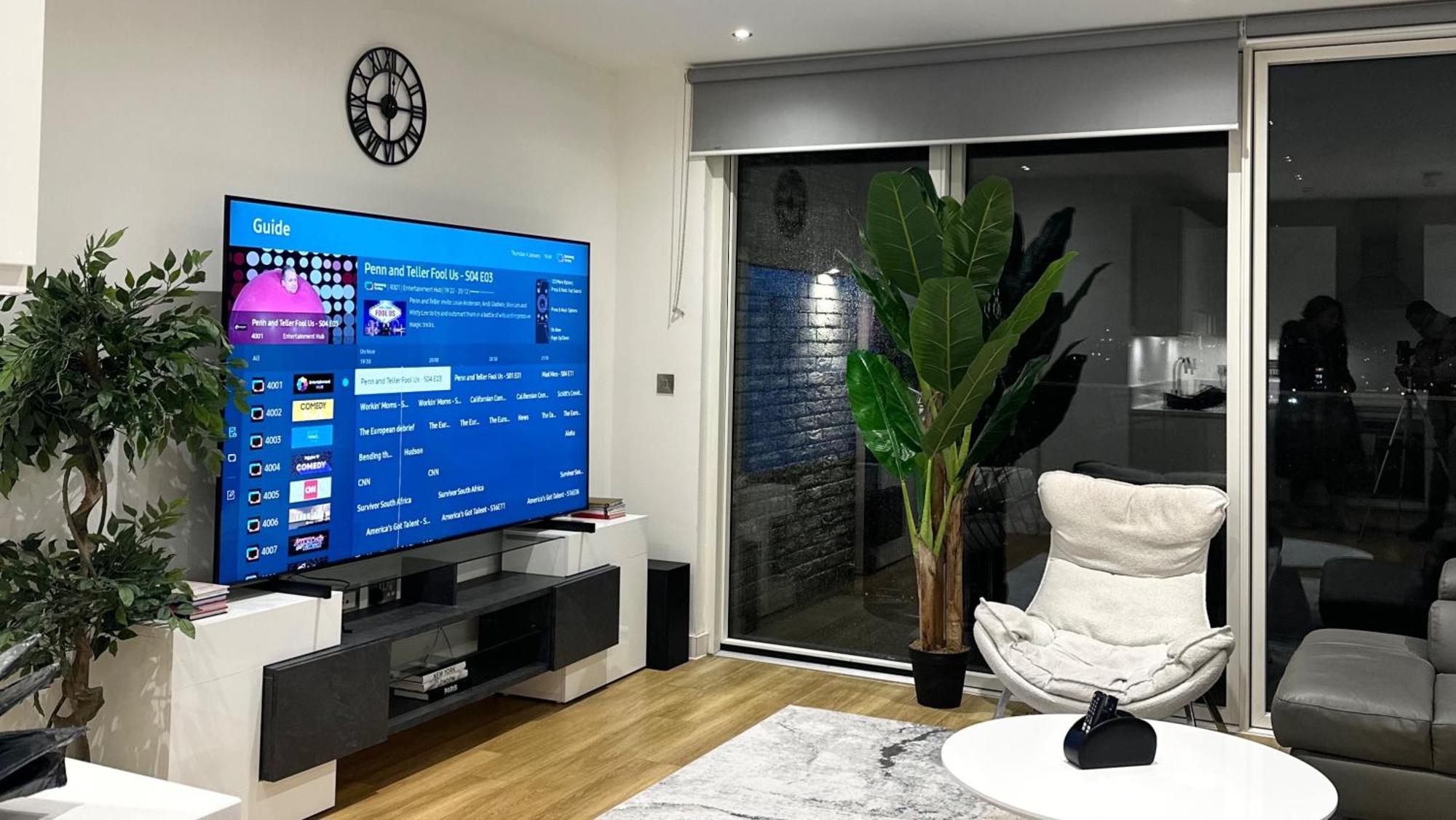 Beautiful 2-bed High Rise In Royal Wharf Appartement