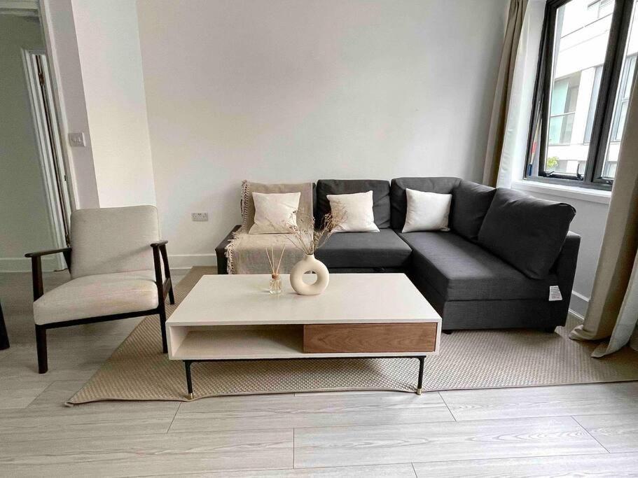 6 Bedroom In A 3 Building Complex, Great For Large Group Bookings, Location * Londres