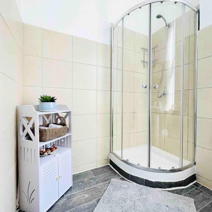 Apartment A Bright Two Double Bedroom Flat London