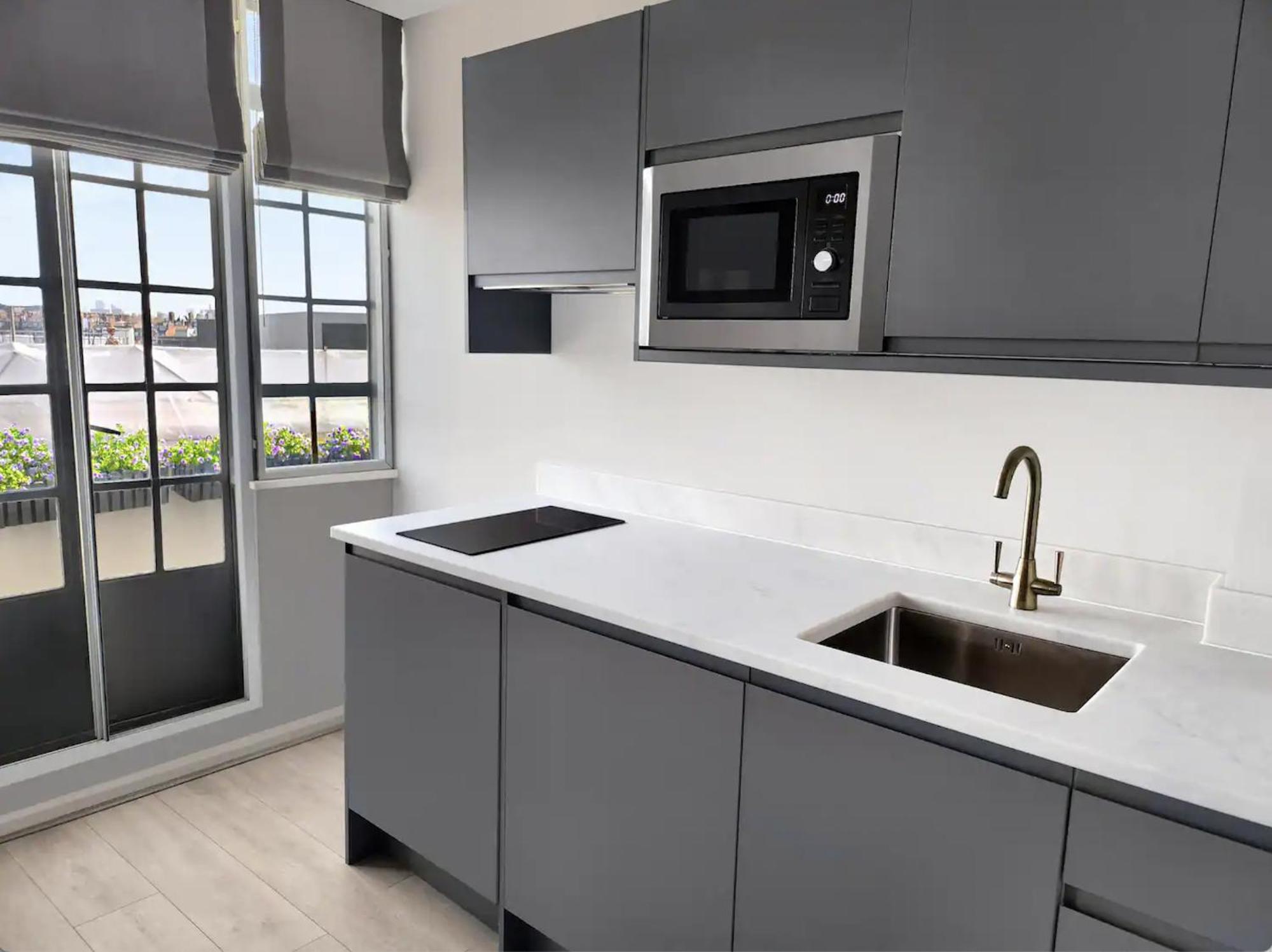 Chelsea Flat 10 Mins Harrods, Balcony, Gym, Air Conditioning *