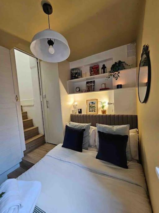West Kensington Flat, Balcony