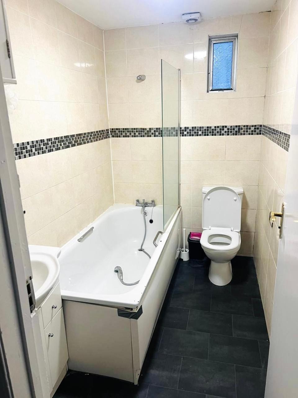 Guest house Double Bed Large King Size In Beautiful Flat R 02 *