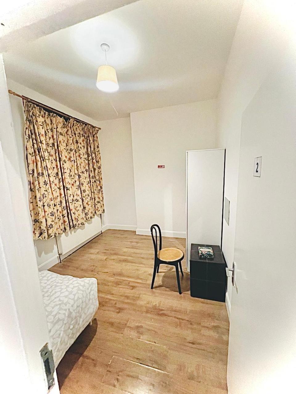 Guest house Double Bed Large King Size In Beautiful Flat R 02 *